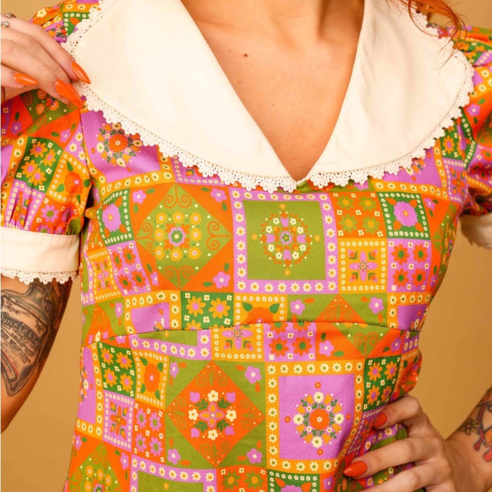 Mary - Frill Collar Mini Dress - Flower Patch Lavendar- The Chain UK - Picture 2 of 4